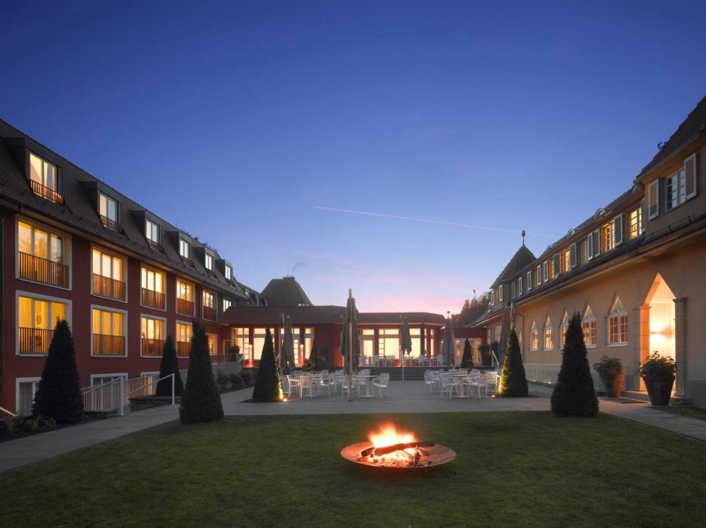 a courtyard with a fire pit in the middle of a building at Waldhotel Stuttgart in Stuttgart