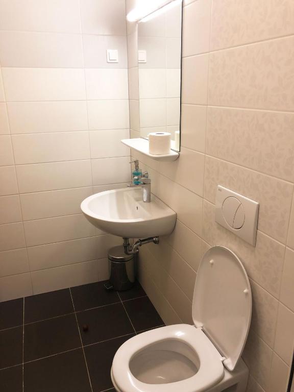 Koupelna v ubytování S Hotel