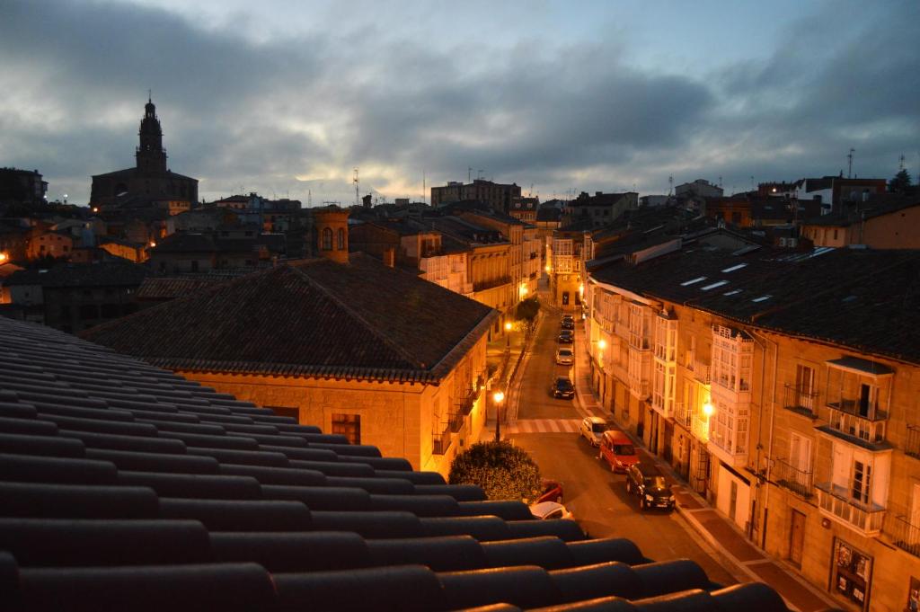 vistas a una ciudad por la noche con edificios en Virgen de La Vega, en Haro