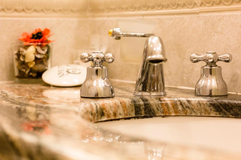 Koupelna v ubytování Hotel La Locanda