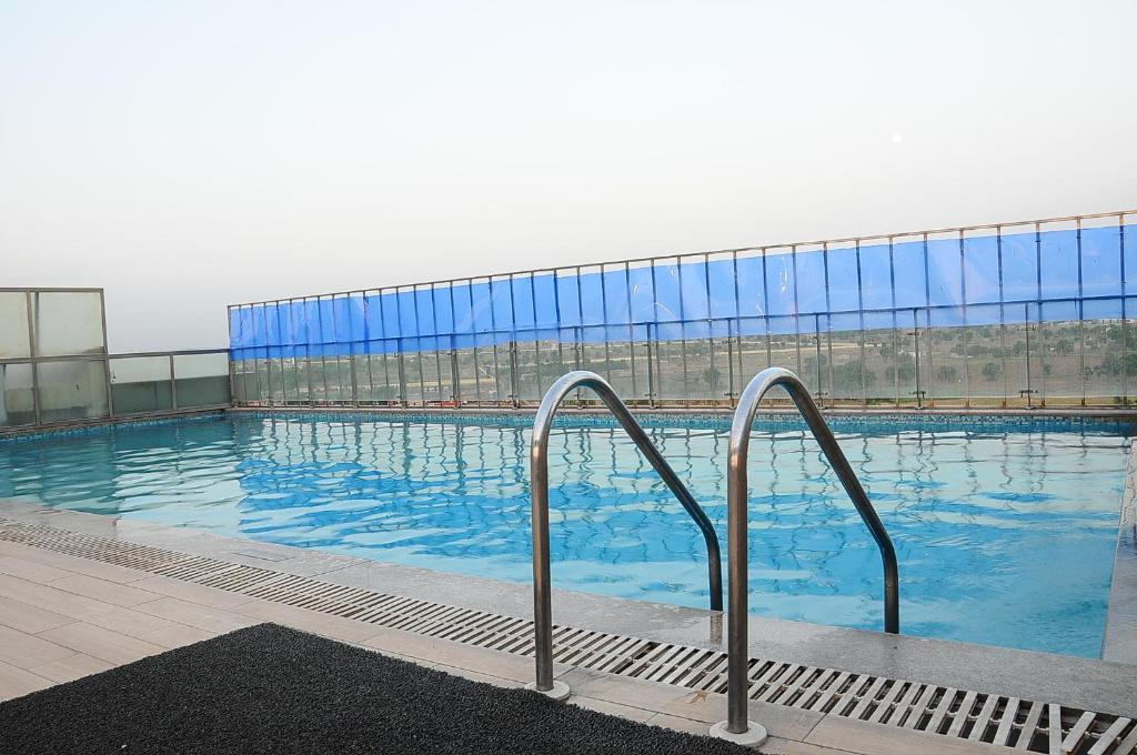 Bazén v ubytování Park Inn By Radisson Gurgaon Bilaspur nebo v jeho okolí