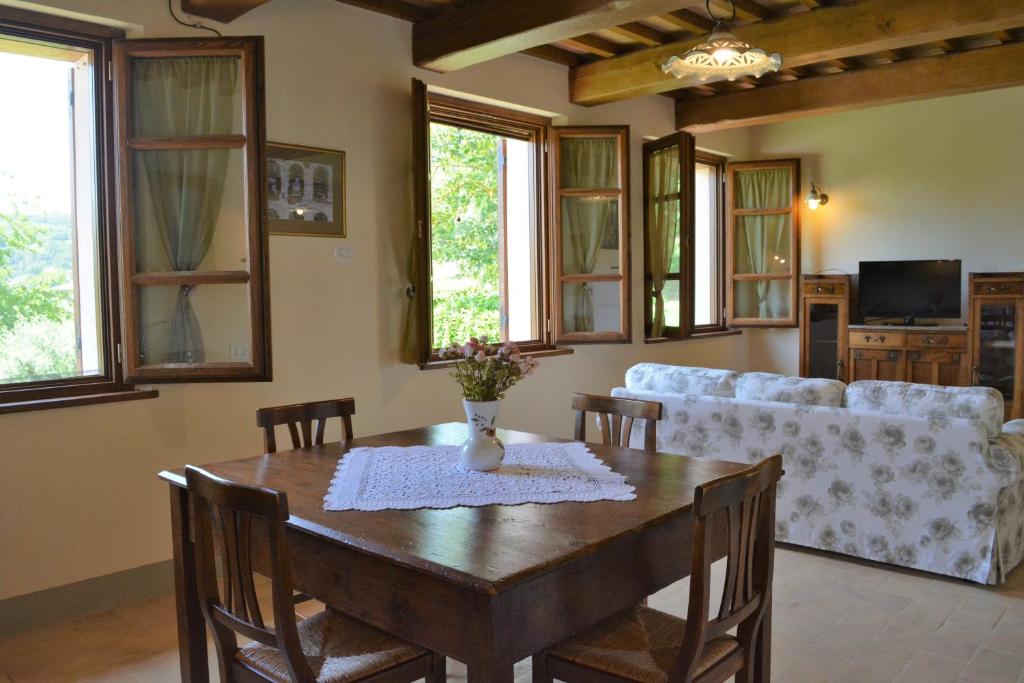 a living room with a table and a couch at Agriturismo Il Beccafico Alpaca in Mengara