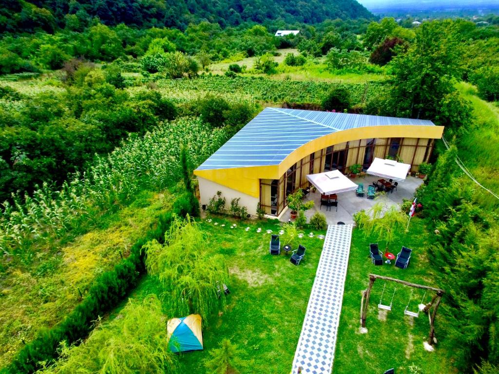 una vista aérea de un edificio en un campo en Green House en Kvareli