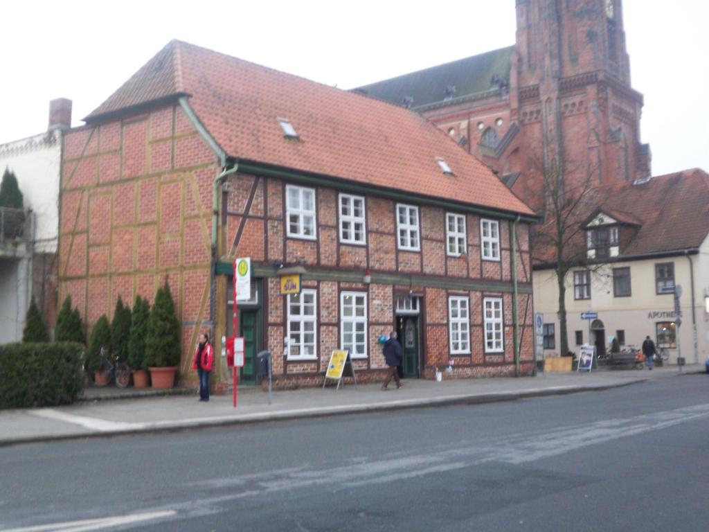 un edificio di mattoni rossi sul lato di una strada di Ferienwohnung am Liebesgrund a Lüneburg
