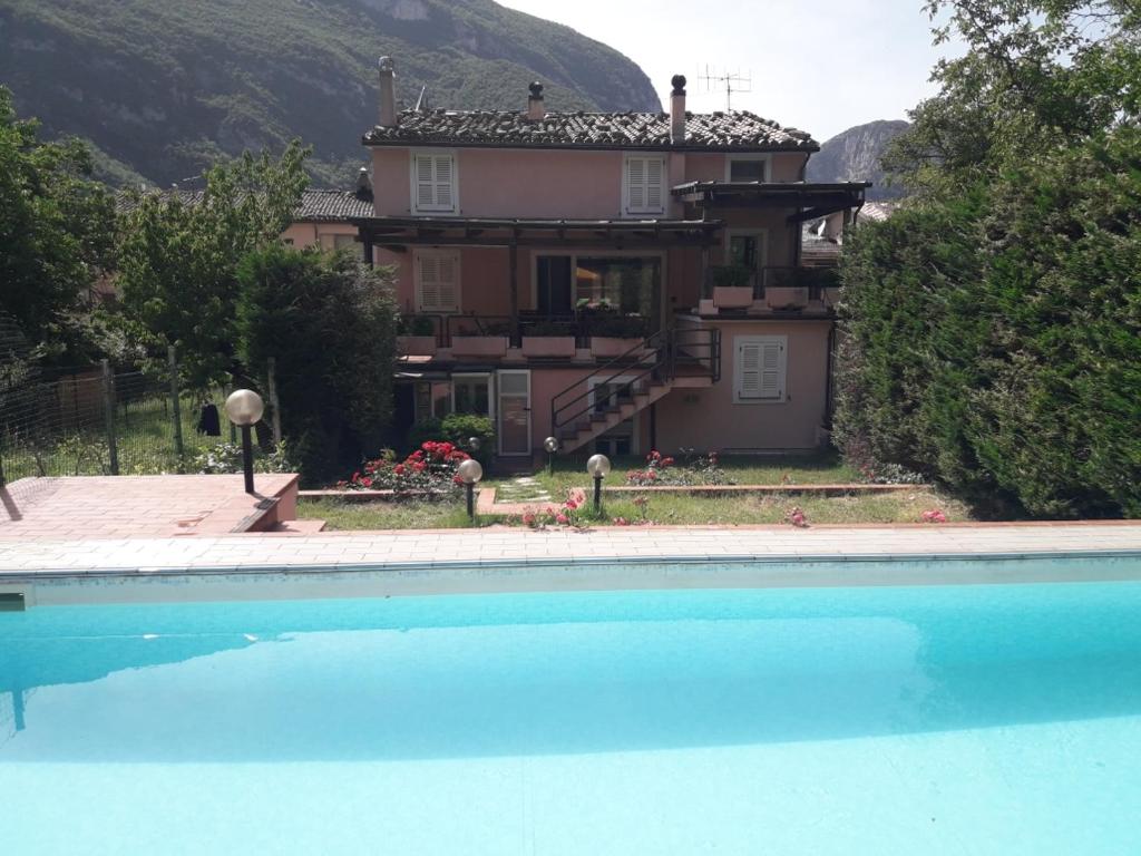 una casa con piscina di fronte a una casa di Villa Claudia indipendente con piscina ad uso esclusivo a Genga