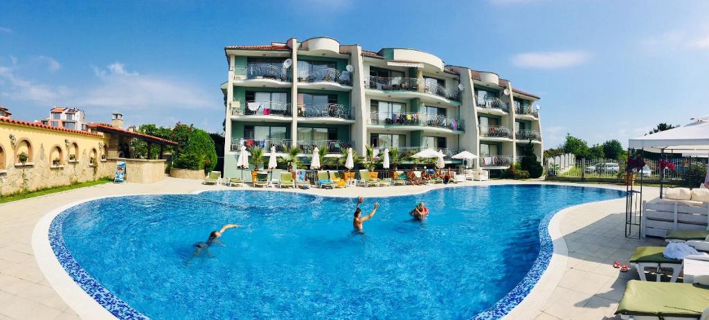 un grupo de personas en una piscina en un hotel en Gardenia Suites, en Sozopol