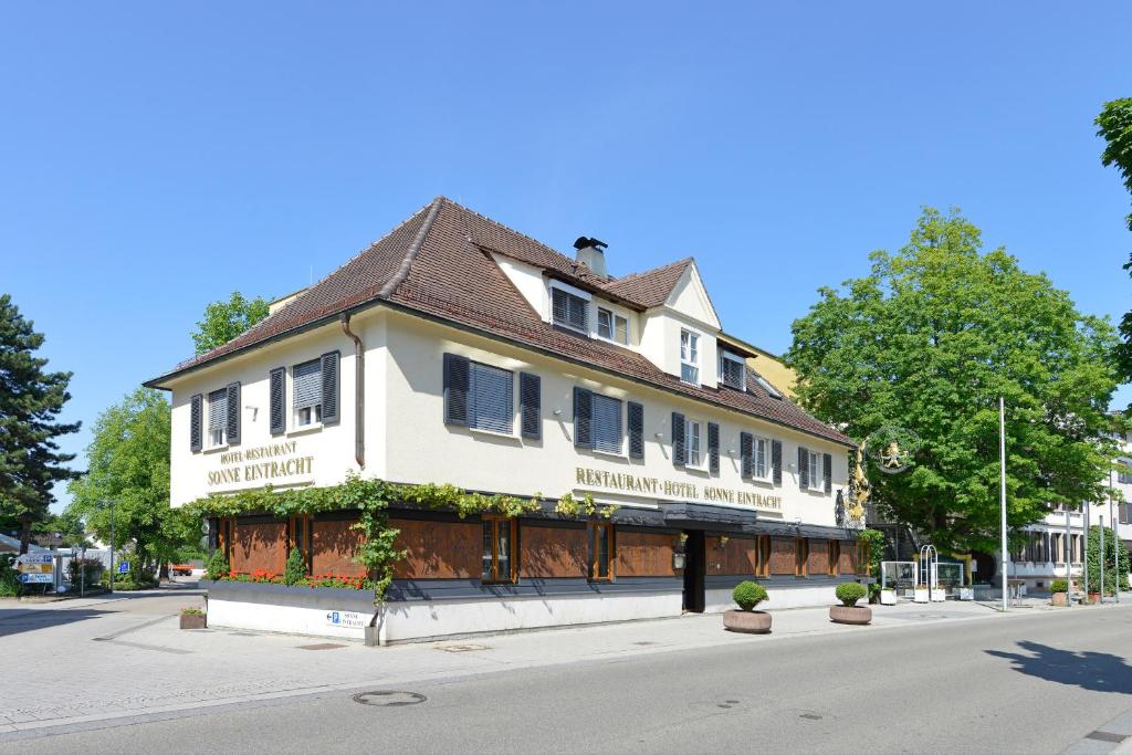 un grand bâtiment blanc sur le côté d'une rue dans l'établissement Hotel Sonne Eintracht Achern, à Achern