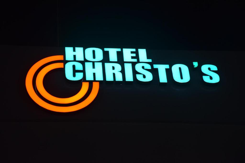 un panneau indiquant l'hôtel chicago en bleu et en orange dans l'établissement Hotel Christo's, à Velankanni