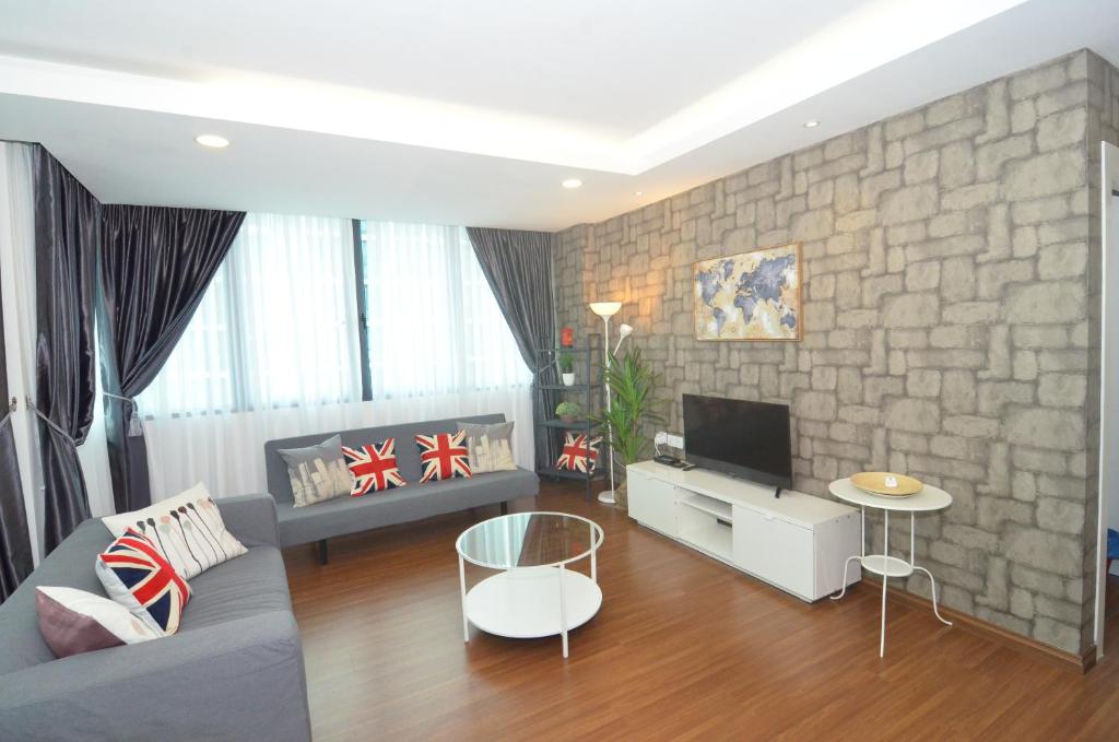 sala de estar con sofá y TV en Kuching City Luxury Vivacity Suite A1, en Kuching