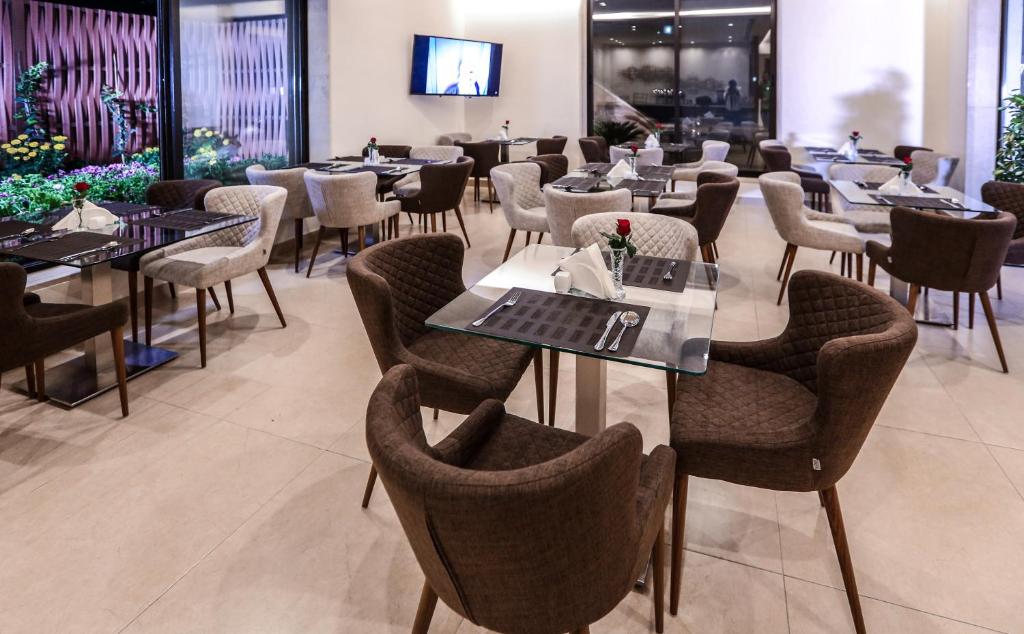 Restaurace v ubytování Khuttar Apartment