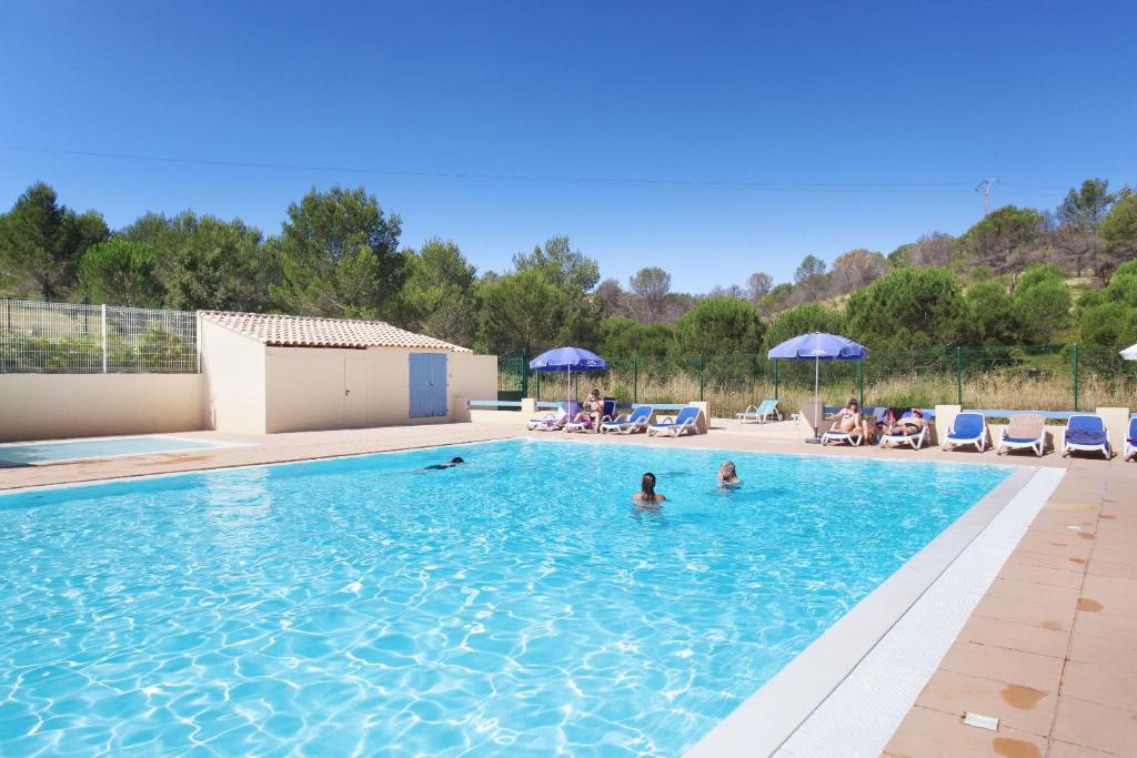 uma piscina com pessoas na água em Résidence Odalys Shangri-la em Carnoux