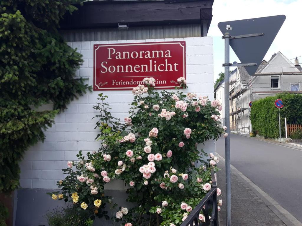 a sign on the side of a building with flowers at Panoramaapartement Sonnenlicht in Altendiez