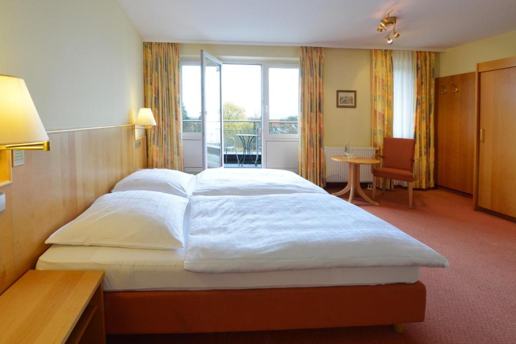 Una cama o camas en una habitación de Hotel Sonne Eintracht Achern