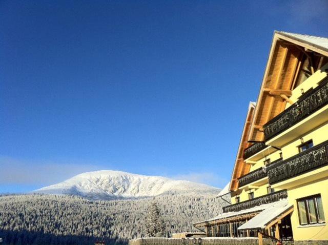 Nespecifikovaný výhled na hory nebo výhled na hory při pohledu z hotelu