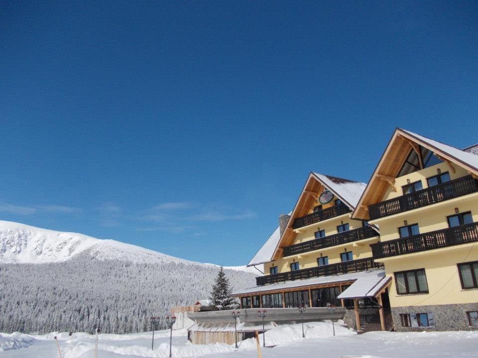 Nespecifikovaný výhled na hory nebo výhled na hory při pohledu z hotelu