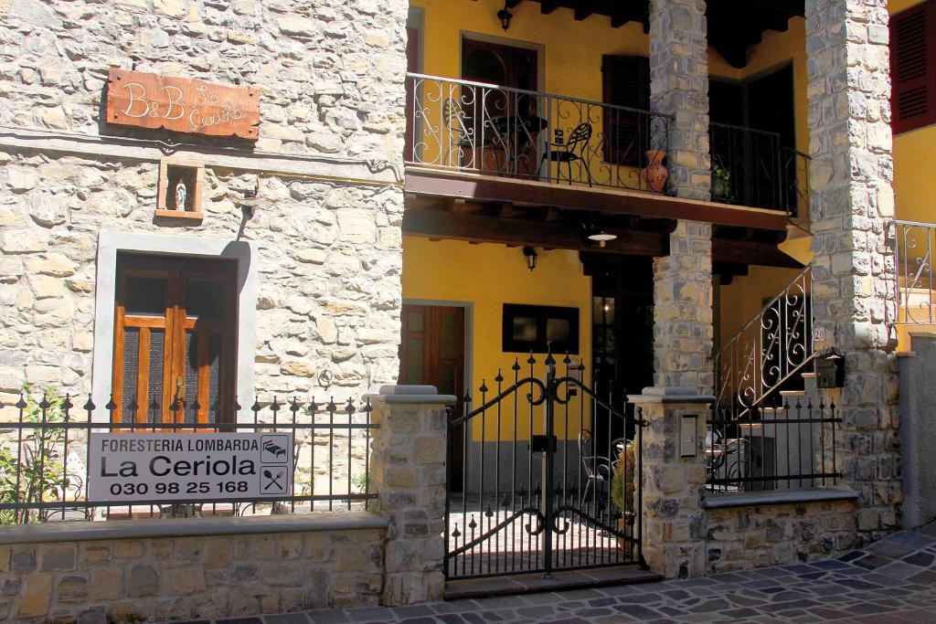 a building with a gate and a balcony at Foresteria La Ceriola in Monte Isola