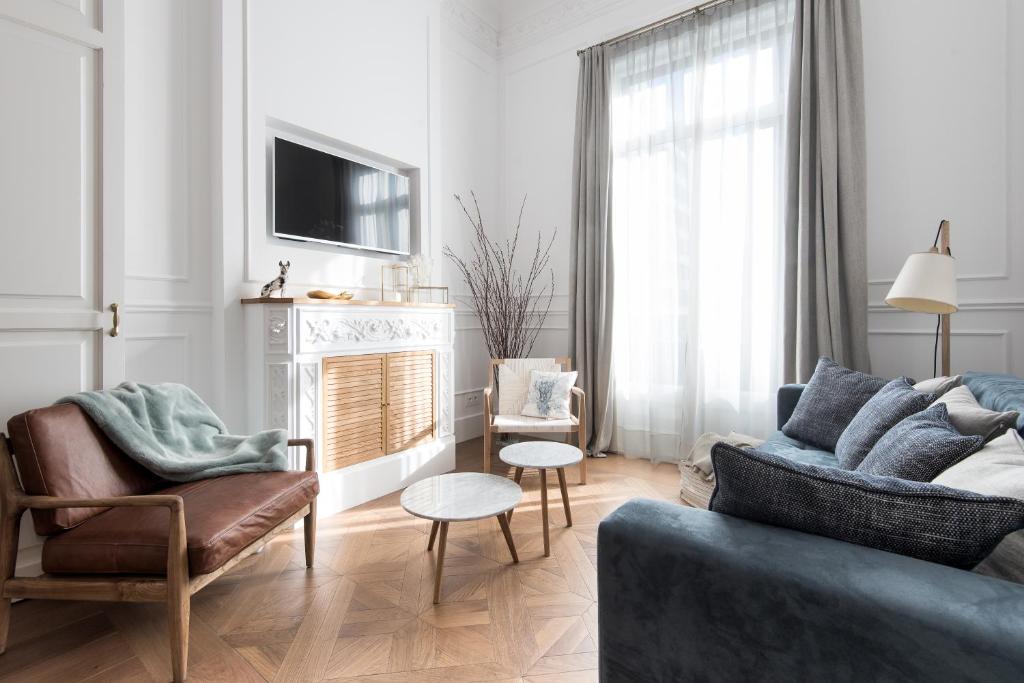 Rental Apartment Barcelona في برشلونة: غرفة معيشة مع أريكة ومدفأة