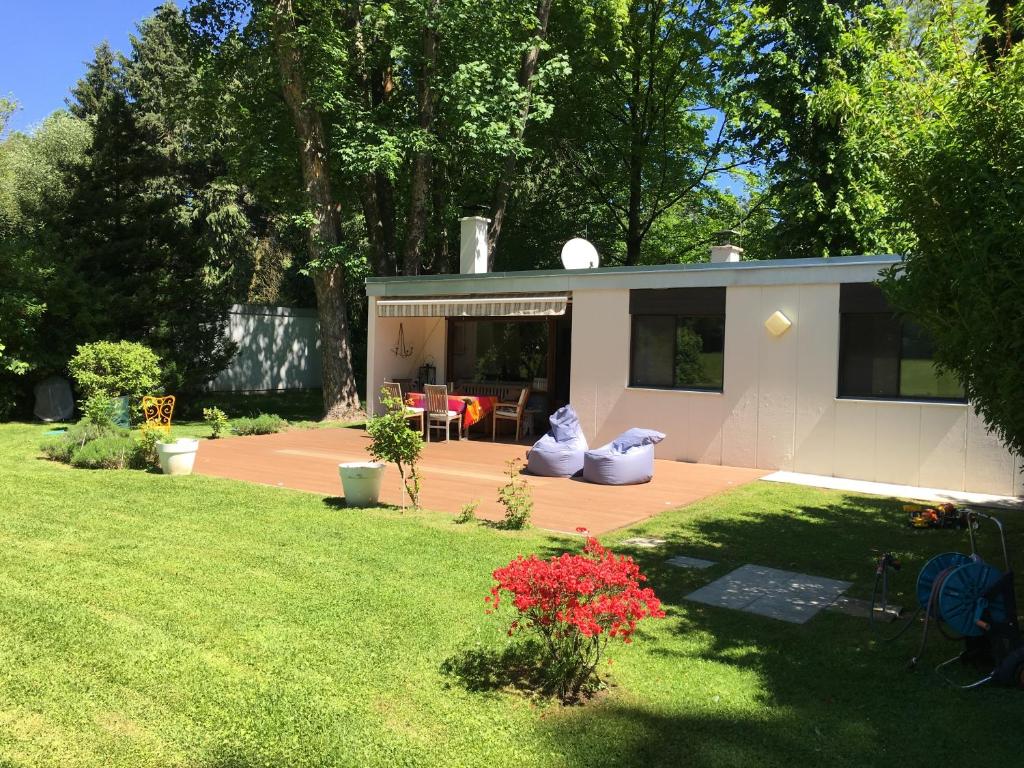 een klein huis in een tuin met een patio bij Schlosspark Bungalow in Seebenstein