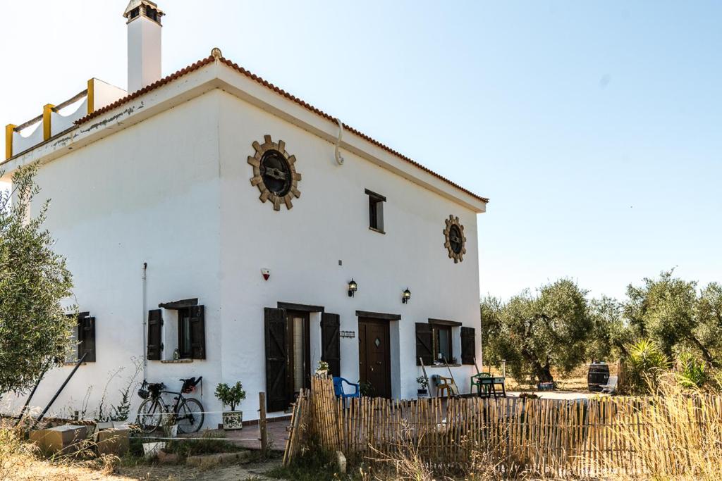 una casa blanca con una valla delante en Finca Casa Halcon, en Almonte