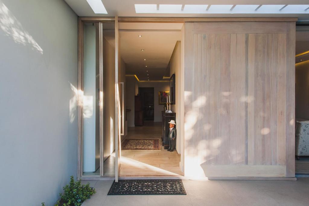 una puerta abierta de una casa con un pasillo en 23 Grace, en Ciudad del Cabo