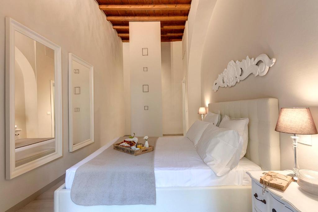 Łóżko lub łóżka w pokoju w obiekcie Courtyard Suite