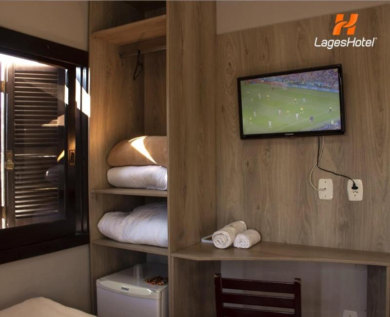 
A television and/or entertainment center at Hotel Lages
