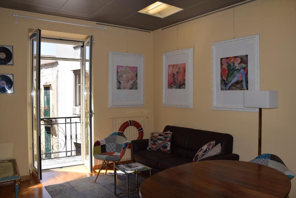 A seating area at le case della baia di Napoli