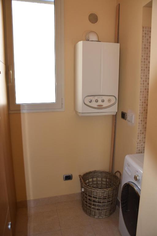 A kitchen or kitchenette at le case della baia di Napoli
