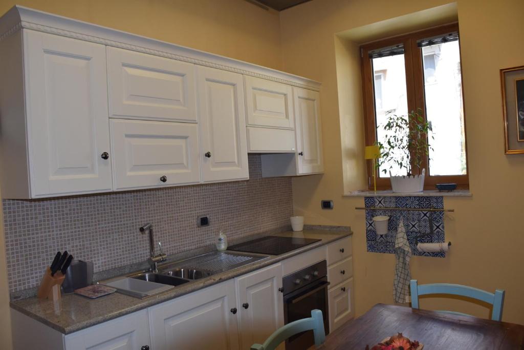 A kitchen or kitchenette at le case della baia di Napoli