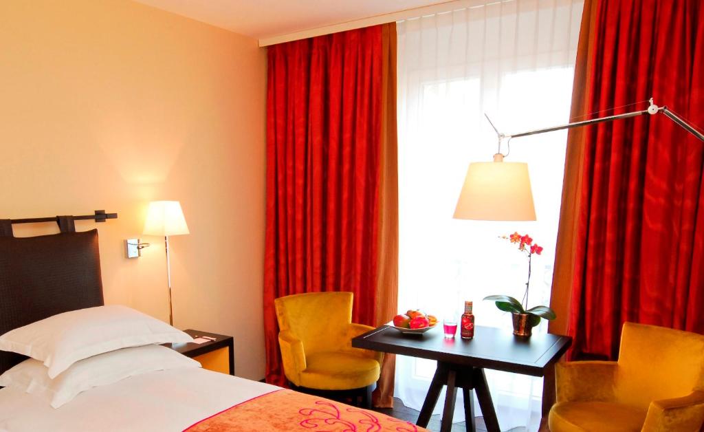 Postel nebo postele na pokoji v ubytování Eastwest Hôtel by Malone