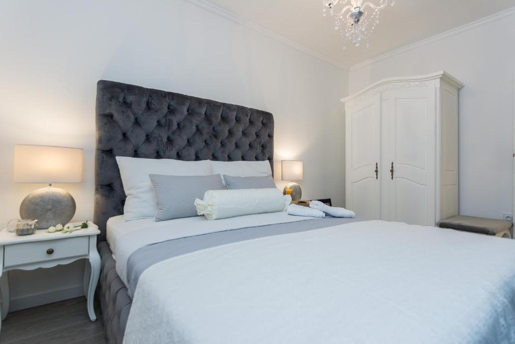 Posteľ alebo postele v izbe v ubytovaní Francesca Baroque Apartment
