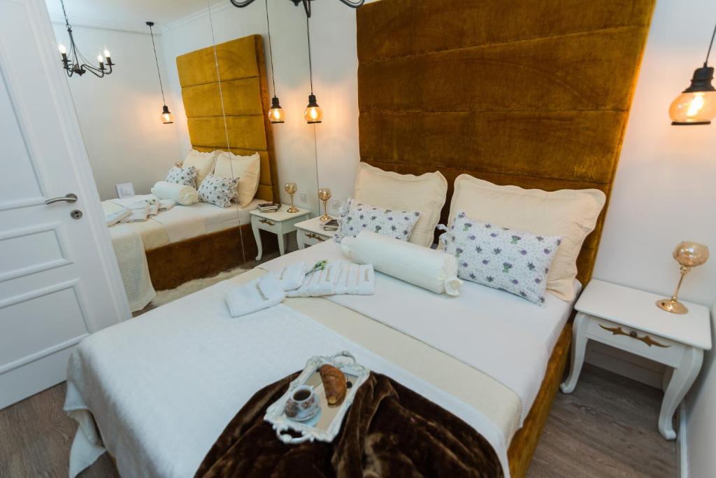 Posteľ alebo postele v izbe v ubytovaní Francesca Baroque Apartment