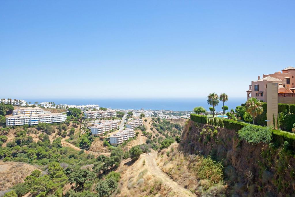 mit Blick auf die Stadt Posada und das Meer in der Unterkunft Alcores de Calahonda in Mijas Costa