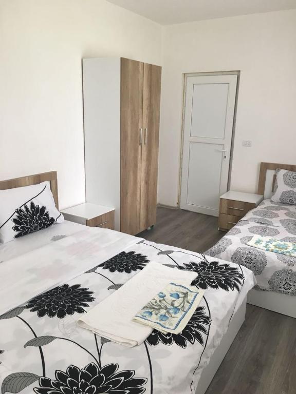 Postel nebo postele na pokoji v ubytování Guesthouse Skender Selimaj