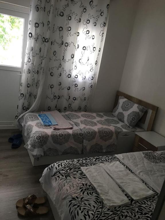 Postel nebo postele na pokoji v ubytování Guesthouse Skender Selimaj