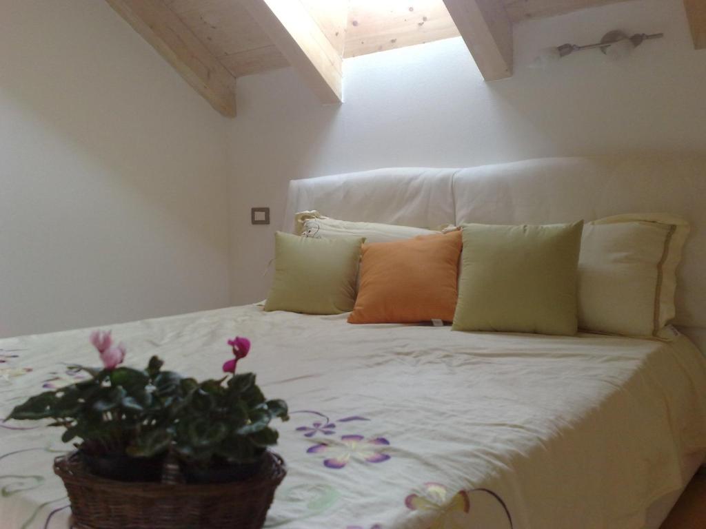 1 dormitorio con cama blanca y maceta en Antico Maso, en Lavarone