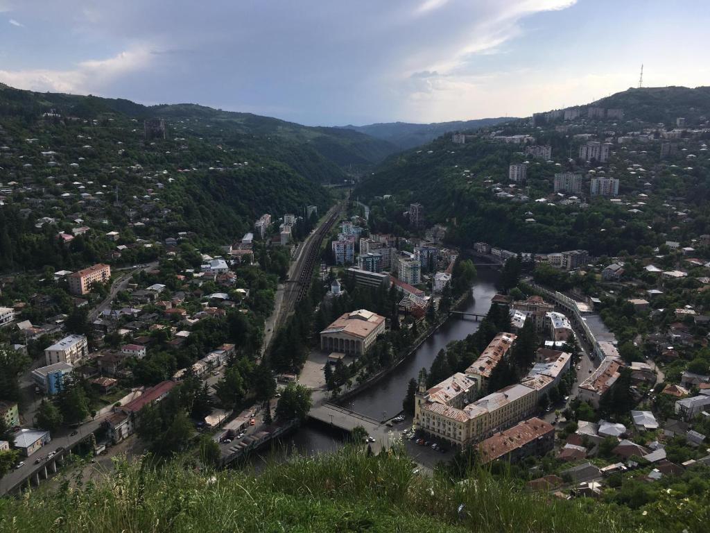 una vista aérea de una ciudad con un río en Hotel family hotel en Chiatʼura