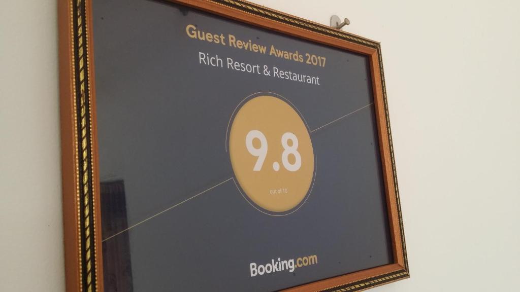 Certifikát, hodnocení, plakát nebo jiný dokument vystavený v ubytování Rich Resort & Restaurant