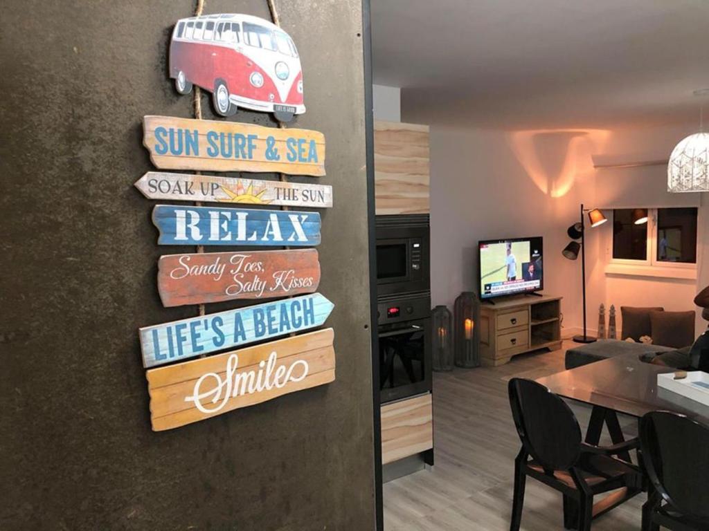 una sala de estar con un cartel que lee relajación necesita un descanso necesita un descanso necesita un descanso en Azores Calheta Inn Apartment T3, en Ponta Delgada