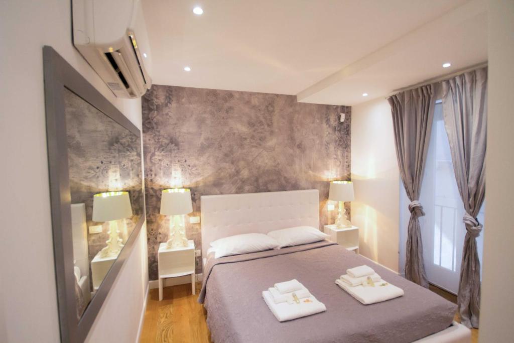 um quarto com uma cama com duas toalhas brancas em Apartment Via del Corso em Roma