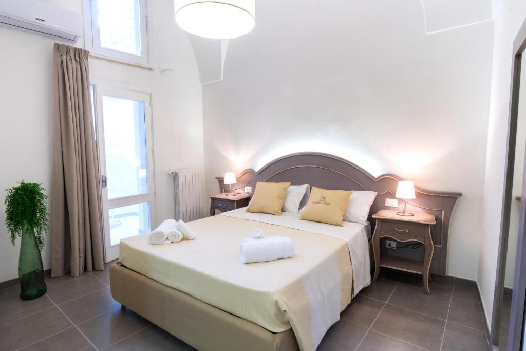 sypialnia z łóżkiem z dwoma ręcznikami w obiekcie Le Stanze Del Duomo w mieście Lecce