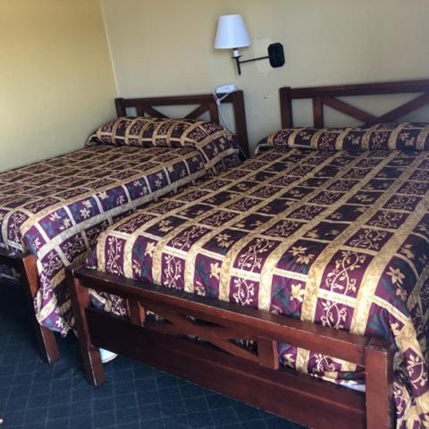 Postel nebo postele na pokoji v ubytování Country Host Inn