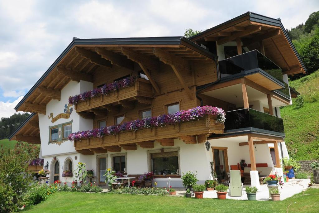 una casa con balcón y flores. en Haus Enzian, en Sankt Johann im Pongau