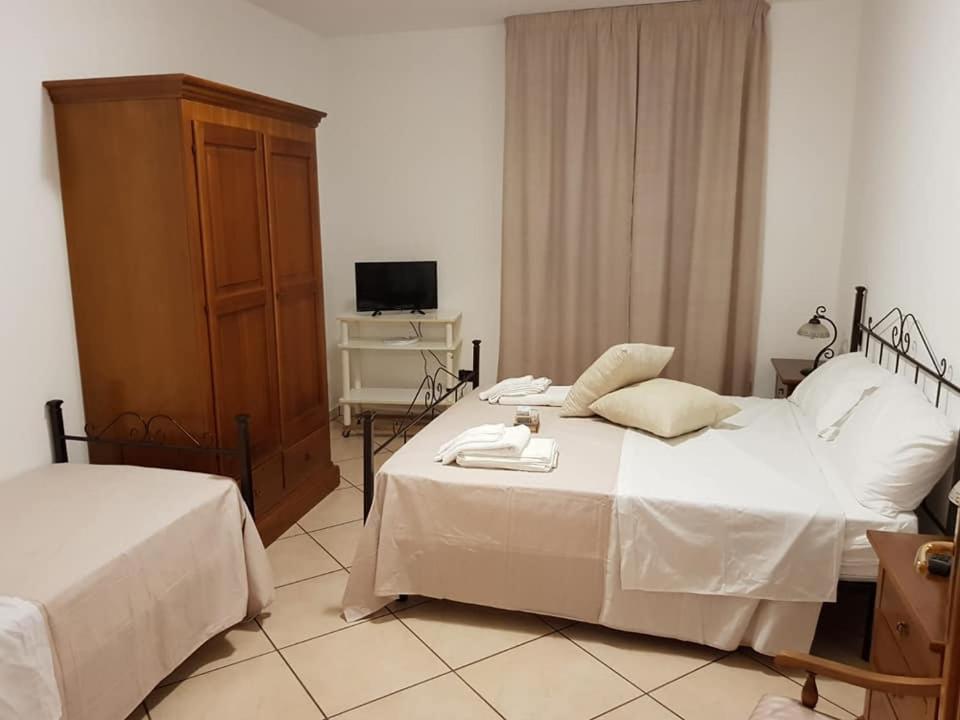 sypialnia z 2 łóżkami i telewizorem w obiekcie Domus Elisa w mieście San Cipriano Picentino