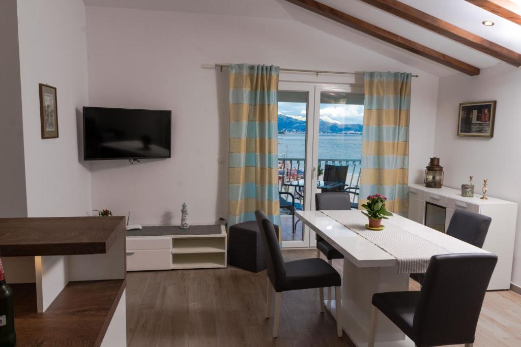 Televízia a/alebo spoločenská miestnosť v ubytovaní Beachfront Apartments Don