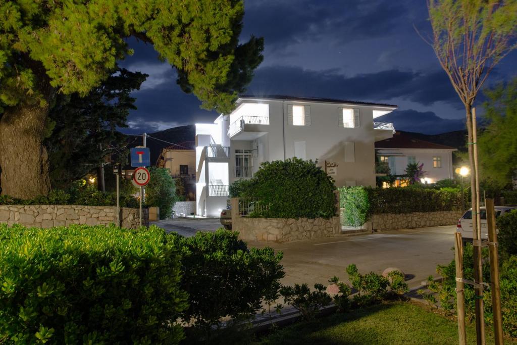 Vonkajšia záhrada v ubytovaní Beachfront Apartments Don