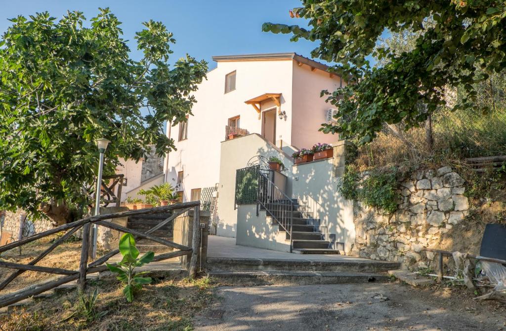 dom ze schodami prowadzącymi do niego w obiekcie casa paola w mieście Vico Equense
