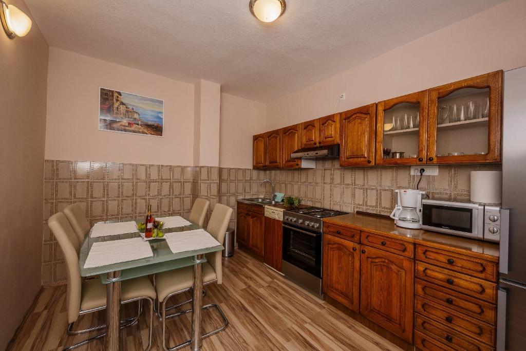 Kuchyňa alebo kuchynka v ubytovaní Apartman Adriatic
