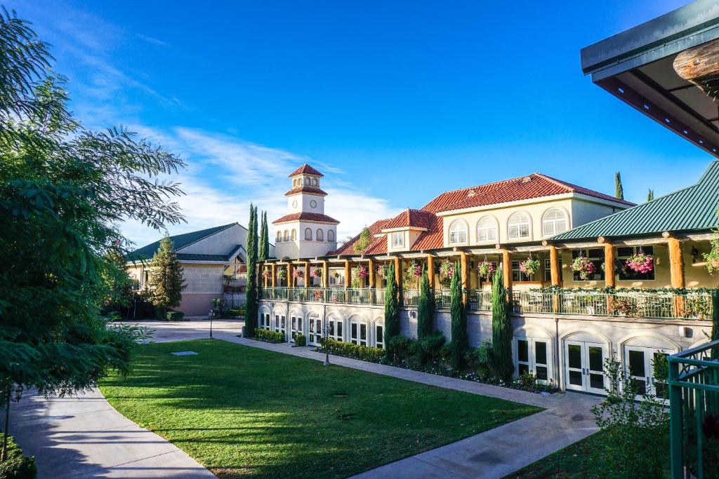 un edificio con una torre de reloj encima en South Coast Winery Resort & Spa, en Temecula