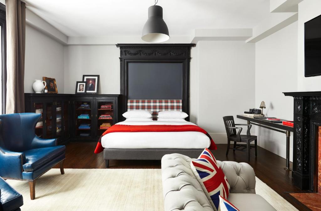 1 dormitorio con cama, sofá y escritorio en The George en Montclair